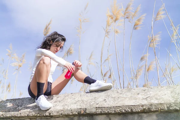 Genç Bir Kadın Parkta Koşmak Bir Egzersiz Arasında Bir Şişe — Stok fotoğraf