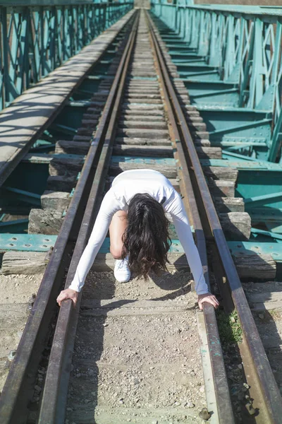 Jonge Vrouw Loopt Door Spoorweg — Stockfoto
