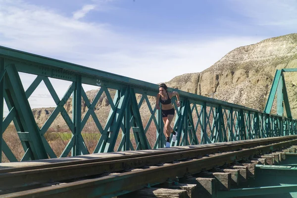 Mujer Joven Corriendo Través Del Ferrocarril — Foto de Stock