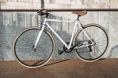 Şehir bisiklet dişli kırık cam duvara sabit.