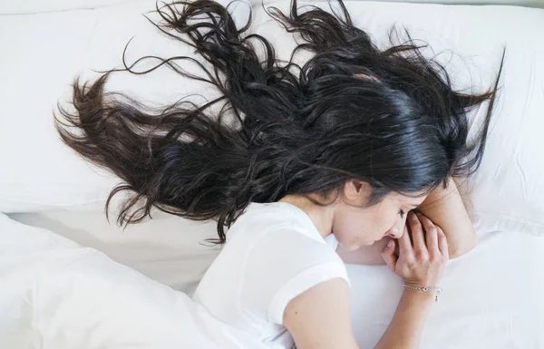 Yatak odasında kadın portresi.