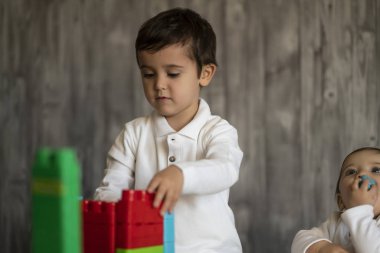İki mutlu bebek oyuncak bloklarla oynama.