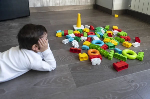 幸せな赤ちゃんのおもちゃ積み木で遊ぶ — ストック写真