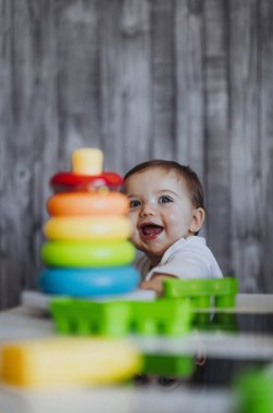 Oyuncakla oynamak mutlu bebek evde engeller.