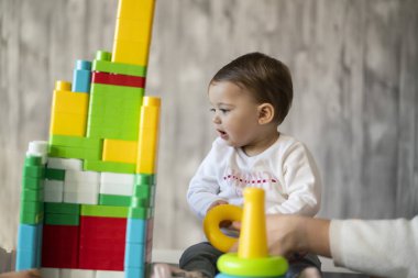 Oyuncakla oynamak mutlu bebek evde engeller.