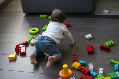 Oyuncakla oynamak mutlu bebek evde engeller.