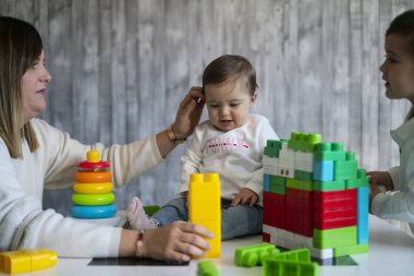 Mutlu bebek annesi ile oyuncak bloklarla oynama