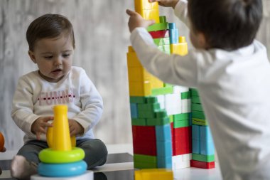 Mutlu bebek annesi ile oyuncak bloklarla oynama