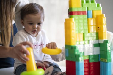 Mutlu bebek annesi ile oyuncak bloklarla oynama