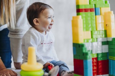 Mutlu bebek annesi ile oyuncak bloklarla oynama