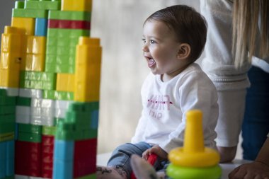 Mutlu bebek annesi ile oyuncak bloklarla oynama