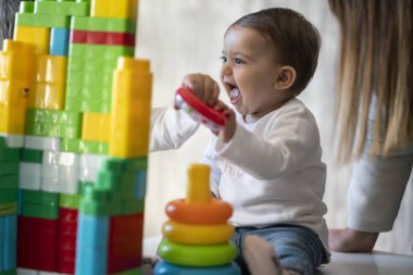 Mutlu bebek annesi ile oyuncak bloklarla oynama