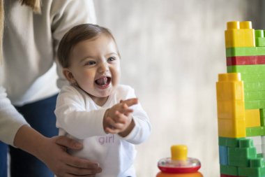 Mutlu bebek annesi ile oyuncak bloklarla oynama