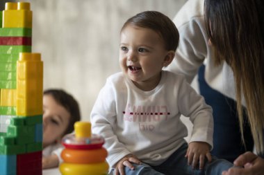 Mutlu bebek annesi ile oyuncak bloklarla oynama