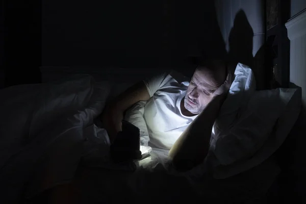 Man Gebruikt Zijn Telefoon Zijn Bed Plaats Van Slapen Technologie — Stockfoto