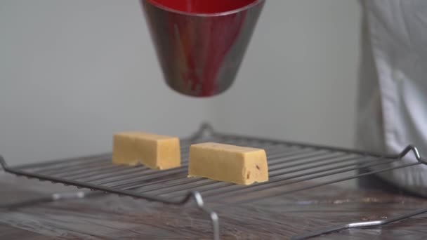 Рука Наливає Червоний Крем Смачний Торт Тарілці — стокове відео
