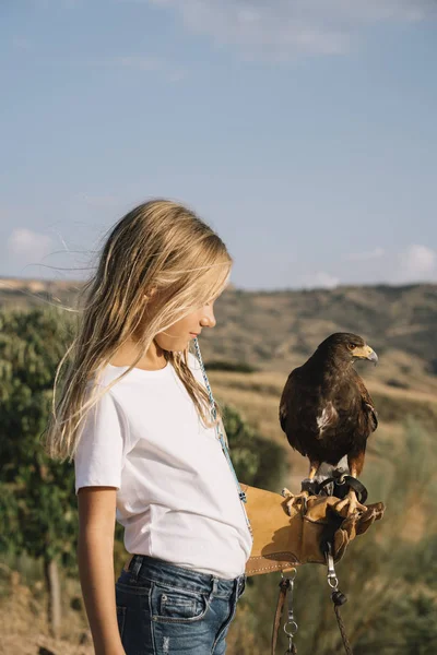 Menina Com Pássaro Rapaz Sua Mão — Fotografia de Stock