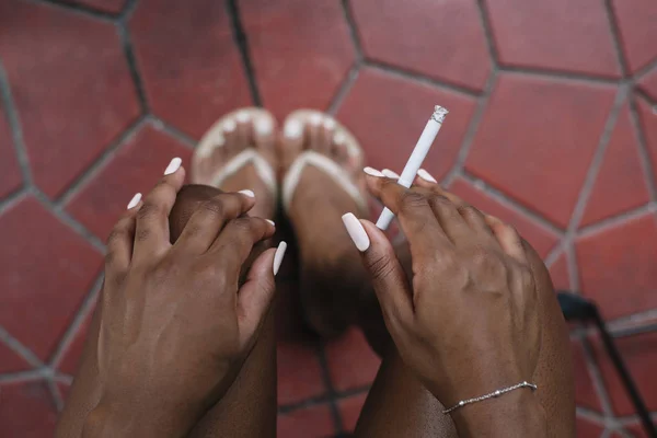 Raucher Hält Zigarette Der Hand — Stockfoto