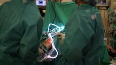 Cerrahlar hastanede ameliyat yapıyor..