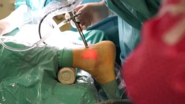 Cerrahlar hastanede ameliyat yapıyor..