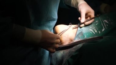 Cerrahlar hastanede ameliyat yapıyor..