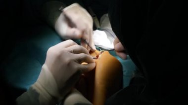 Cerrahlar hastanede ameliyat yapıyor..