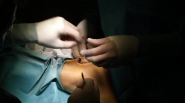Cerrahlar hastanede ameliyat yapıyor..