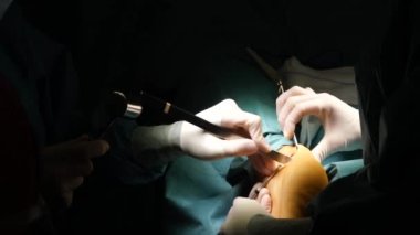 Cerrahlar hastanede ameliyat yapıyor..