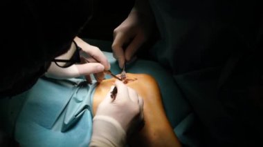 Cerrahlar hastanede ameliyat yapıyor..