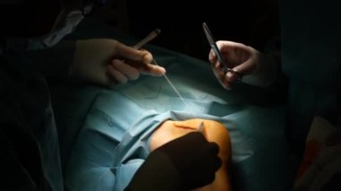 Cerrahlar hastanede ameliyat yapıyor..