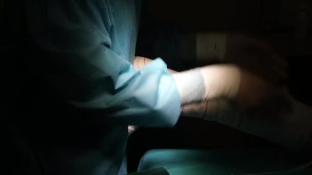 Cerrahlar Hastanede Ameliyat Yapıyor — Stok video