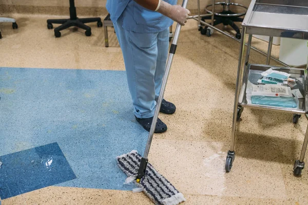 Concept Foto Van Een Ziekenhuismedewerker Die Schoonmaakt Operatiekamer — Stockfoto