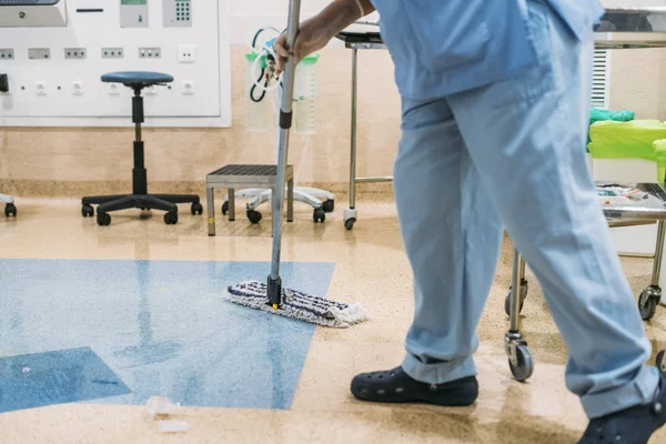 手術室で掃除をする病院の従業員のコンセプト写真 — ストック写真