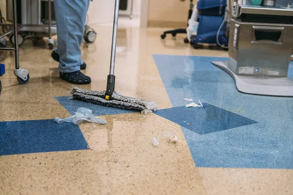 Concept Photo Hospital Worker Doing Cleaning Operation Room — Stock Photo, Image