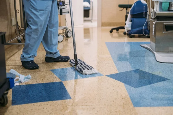 医院员工在手术室清洁的概念图 — 图库照片