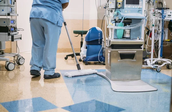 Foto Conceito Trabalhador Hospital Fazendo Limpeza Sala Operação — Fotografia de Stock