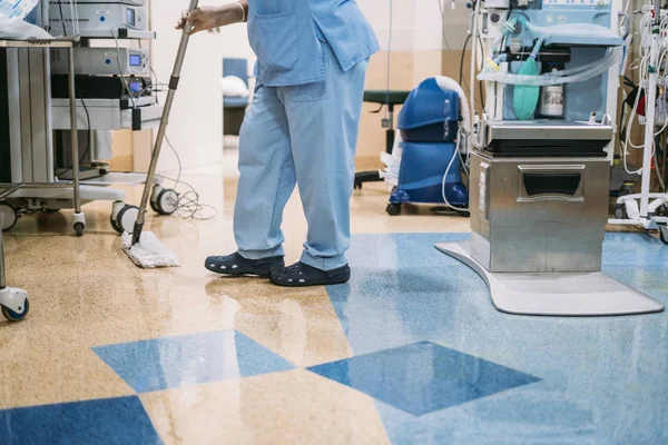 Foto Conceito Trabalhador Hospital Fazendo Limpeza Sala Operação — Fotografia de Stock