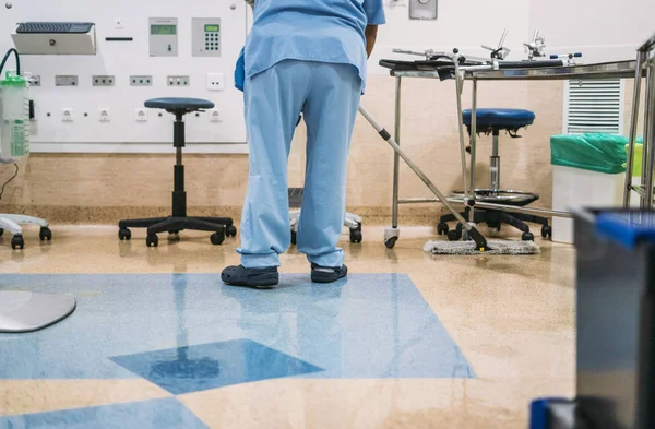 Bir Hastane Çalışanının Ameliyat Odasını Temizlerken Çekilmiş Konsept Fotoğrafı — Stok fotoğraf