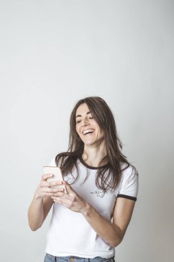 Beyaz arka planda telefon kullanan güzel kadın