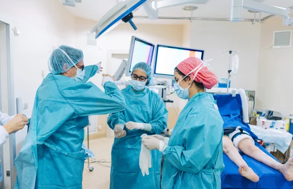 Chirurgul Verifică Purtarea Mănușilor Înainte Operație — Fotografie, imagine de stoc