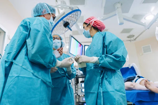 Chirurg Überprüft Vor Operation Das Tragen Von Handschuhen — Stockfoto