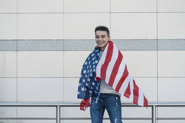 Niño Con Bandera Americana Calle — Foto de Stock