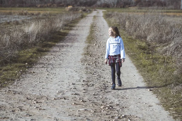 Niña Corriendo Por Campo Muy Feliz — Foto de Stock