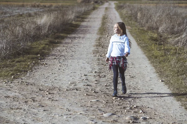 Niña Corriendo Por Campo Muy Feliz — Foto de Stock