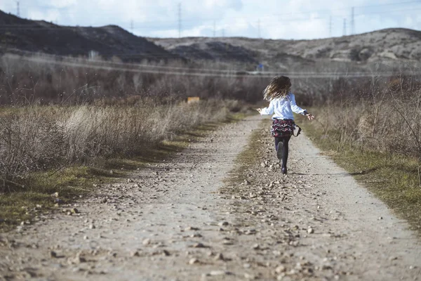 Niña Corriendo Por Campo Muy Feliz — Foto de Stock