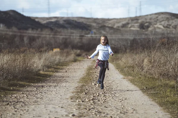 Niña Corriendo Por Campo Muy Feliz — Foto de Stock