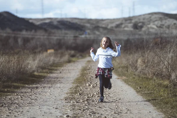 Niña Corriendo Por Campo Muy Feliz — Foto de Stock