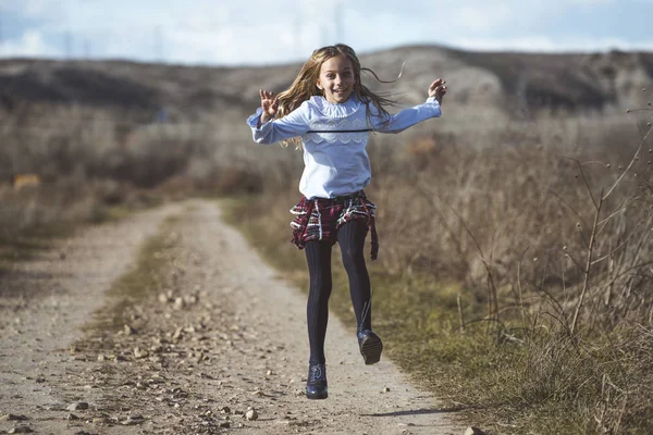 Niña Corriendo Por Campo Muy Feliz — Foto de Stock