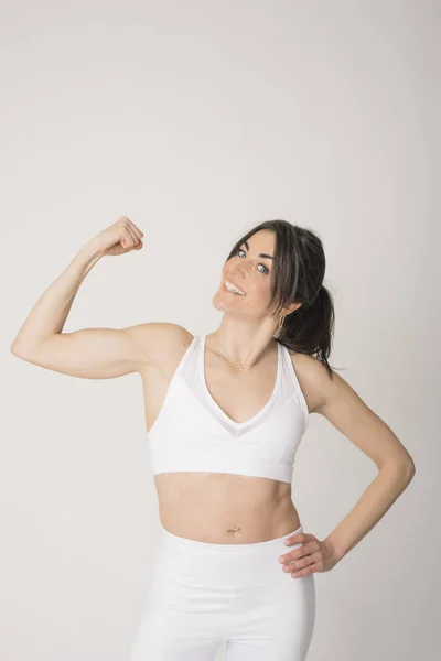 Chica Con Traje Deportivo Fondo Blanco —  Fotos de Stock