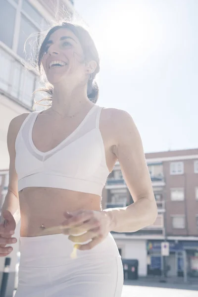 Chica Corriendo Por Calle —  Fotos de Stock